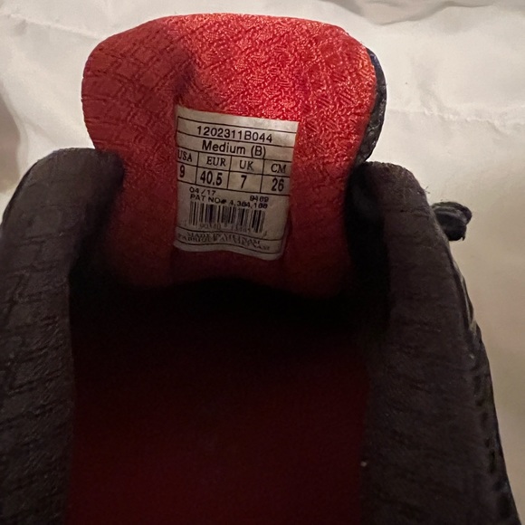 Brooks adrenaline GTS Seventeen, like new, wore twice and no longer fit - Picture 5 of 7